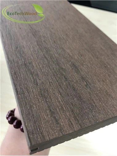 Pavimento solido esente da manutenzione nell'area ricreativa del centro commerciale